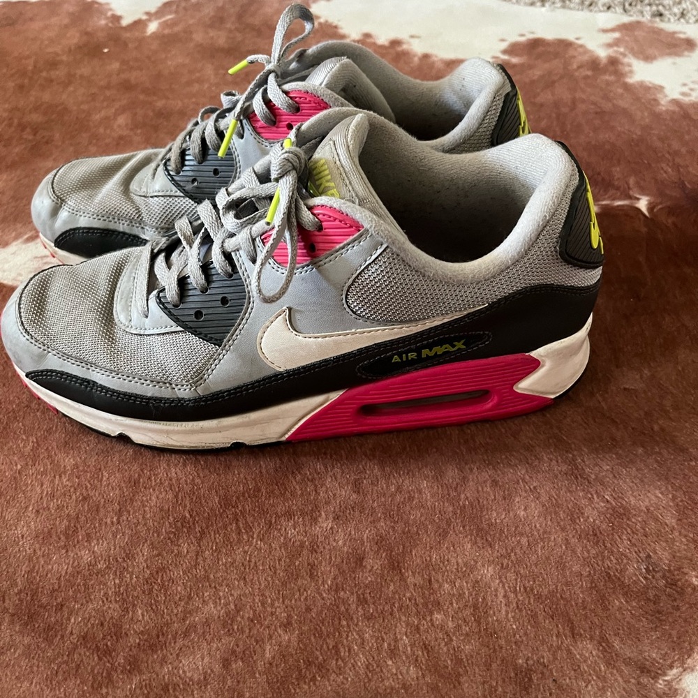Nike 270 air max Black and Pink Athletic Shoes